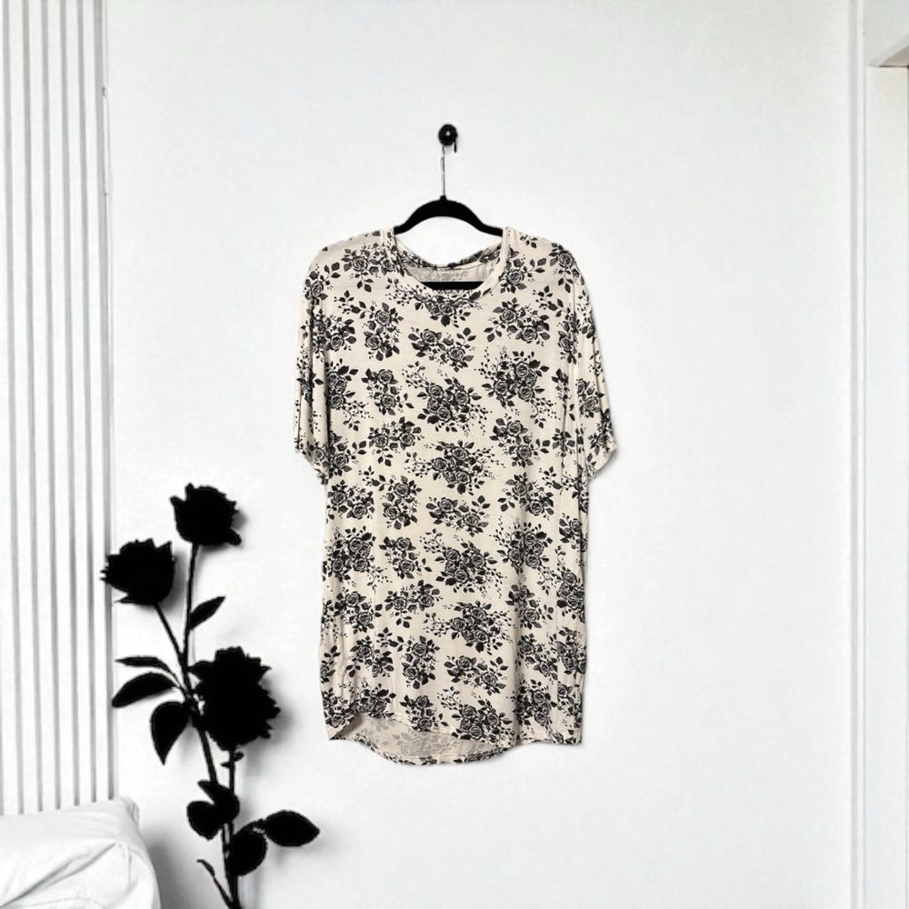 Men’s Nova Industries White Black Rose Pattern T-shirt.